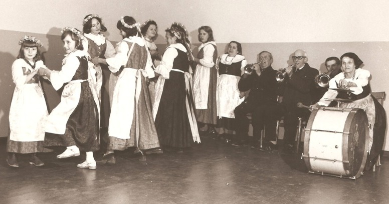 Próba zespołu w 1976 r. Osoby grające na instrumentach od lewej strony: Franciszek Uliczka, Józef Janik, Teodor Józef i Anna Uliczka