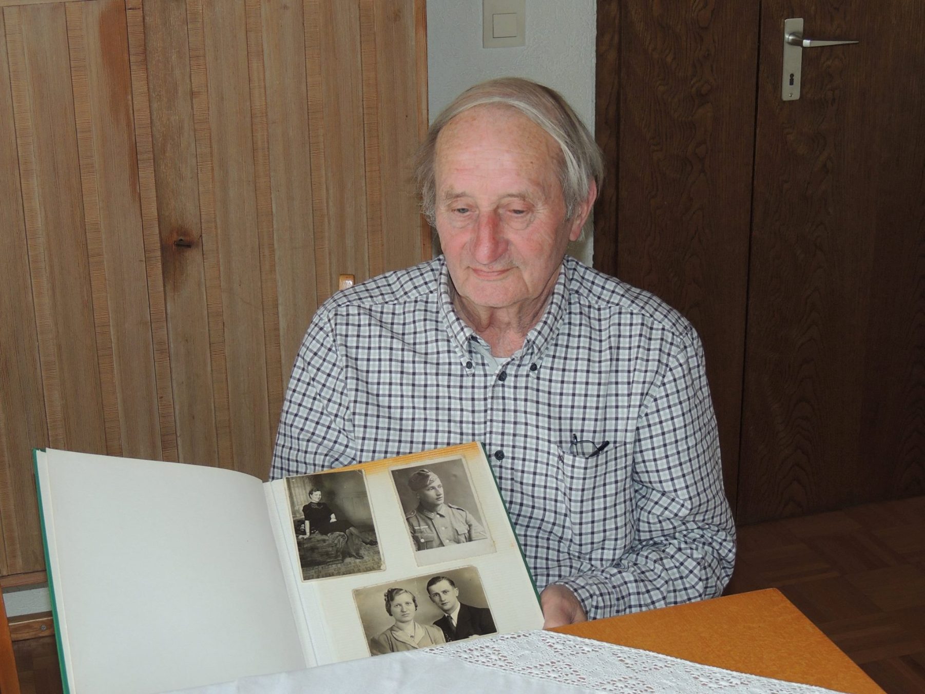 Edgar Klein pokazuje album ze zdjęciami swoich rodziców