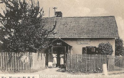 Wejście do sklepu na fragmencie widokówki Smolarni z lat 30. XX wieku
