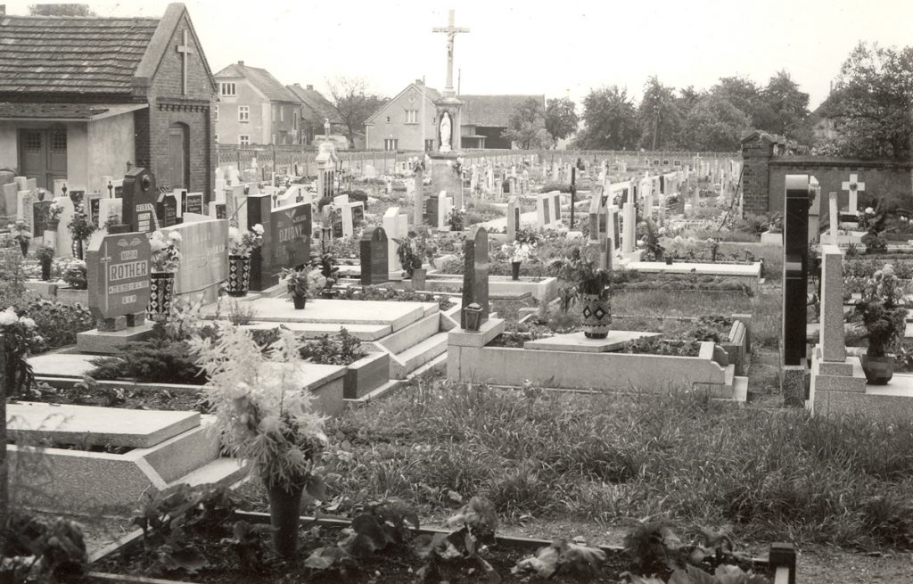 Cmentarz z widoczną po lewej stronie kaplicą cmentarną [Źródło: WUOZ Opole]