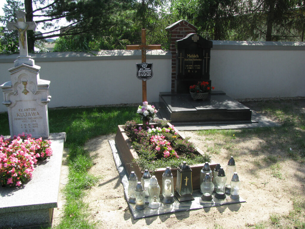 Miejsce wiecznego spoczynku na cmentarzu w Racławiczkach
