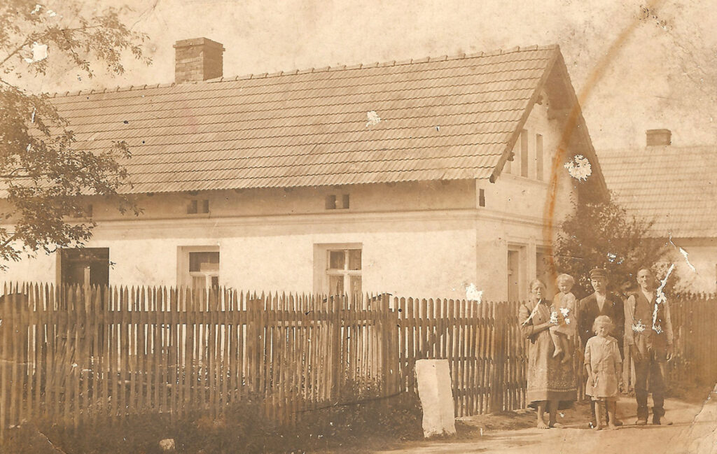 Dom rodziny Janocha, obok którego spadła bomba. Na zdjęciu: Susanne z domu Apostel (1888-1971) i jej mąż Herrmann (1881-1948) oraz córki: Elisabeth (*1922) i Rosa (1926-1996). Osoba po prawej jest nierozpoznana.