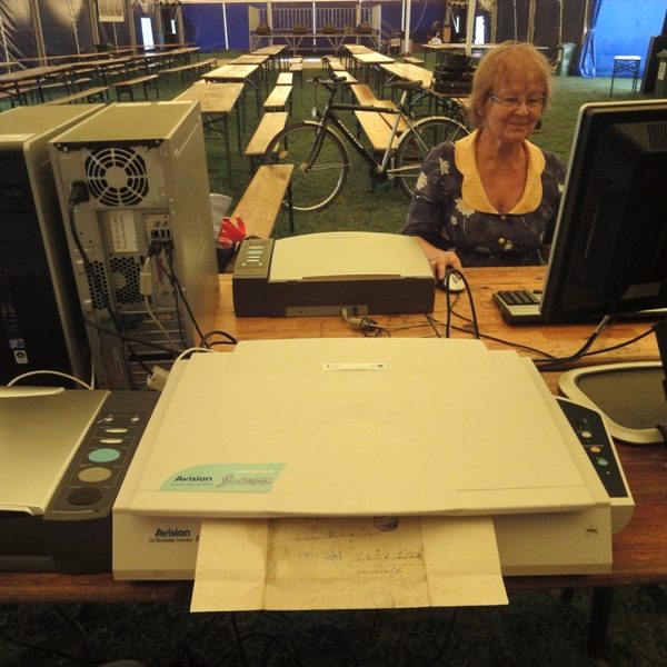 Stanowisko do digitalizacji ulokowane w namiocie biesiadnym [Fot. Urszula Tarasiewicz]