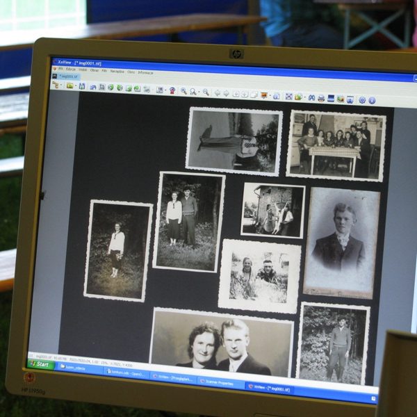 Jedna z zeskanowanych stron albumu rodziny Szyma ze Smolarni, który również trafił do digitalizacji [Fot. Robert Hellfeier]