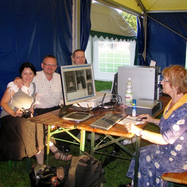 Osoby pracujące przy digitalizacji [Fot. Robert Hellfeier]