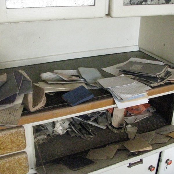 Stary mebel kuchenny, w którym znaleziono m.in. zeszyty szkolne