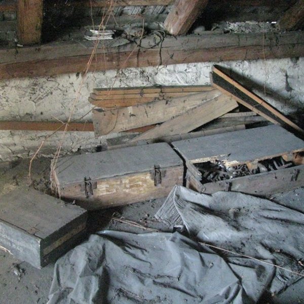 Skrzynie po amunicji wykorzystane, jako pudła na różnego rodzaju części 