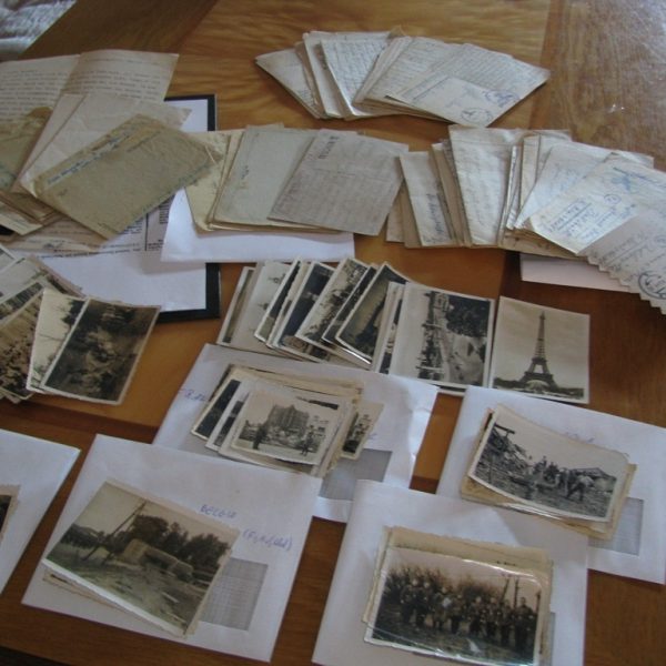 Fotografie i widoczne na drugim planie pocztówki