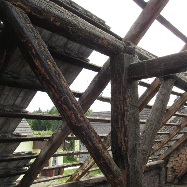 Ślady po pożarze, jaki miał tutaj miejsce w marcu 1945 r.