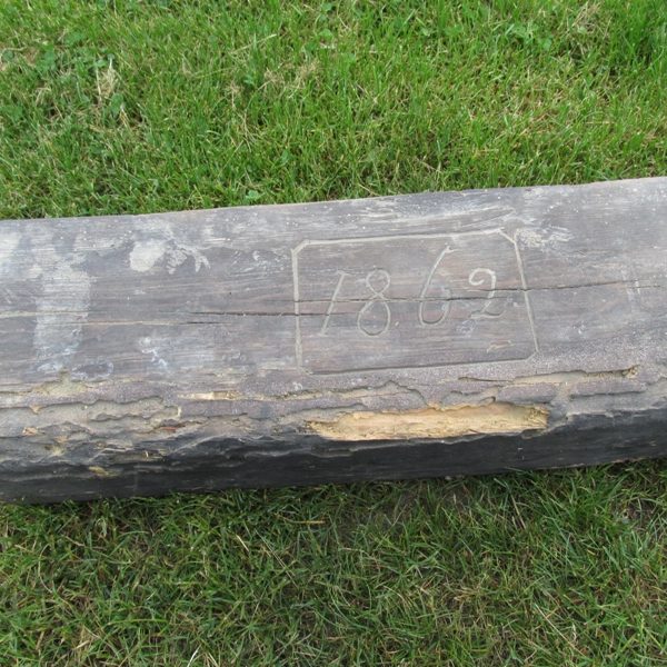 Fragment więźby dachowej z widocznym rokiem budowy domu