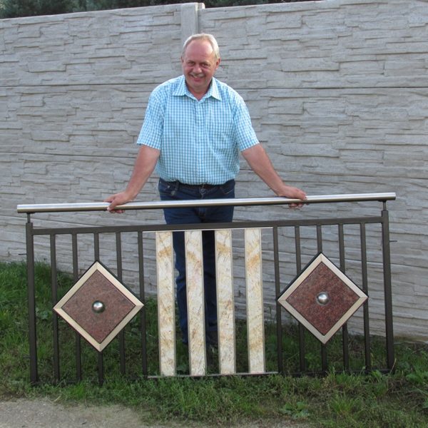 Ernest Kontny prezentujący nagrodzoną balustradę