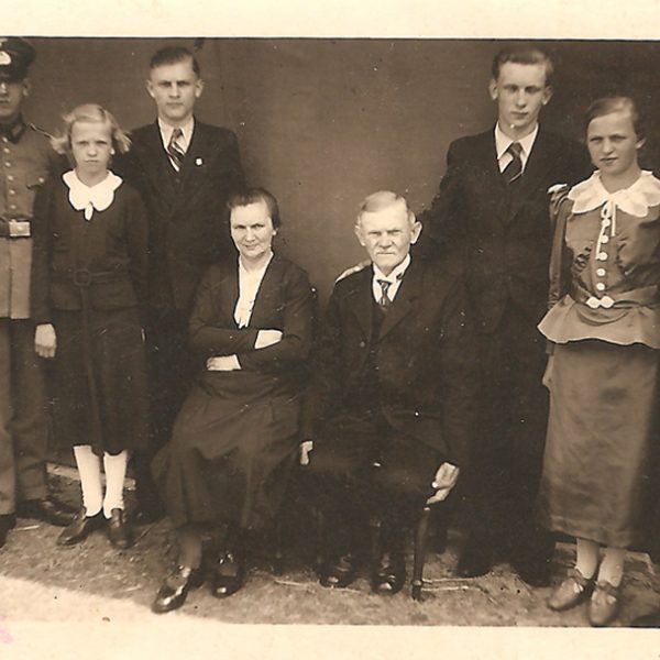 Albert i Franziska z dziećmi (lata 40. XX w.) [Zbiory prywatne: rodzina Kusiek, Smolarnia]