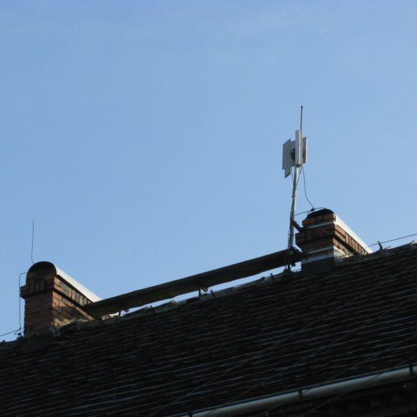 Nadajnik na dachu dziedzickiej szkoły (listopad 2011 r.)