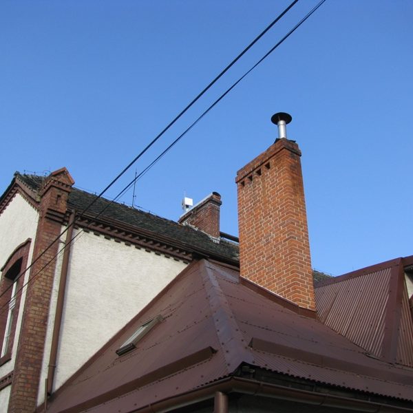 Nadajnik na dachu dziedzickiej szkoły (listopad 2011 r.)