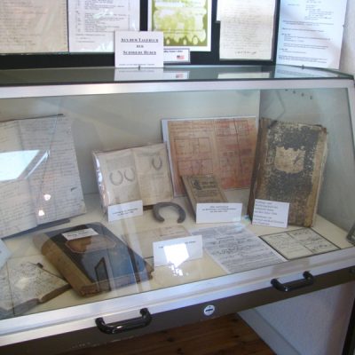 Gablota z dokumentami dotyczÄ…cymi kowalstwa