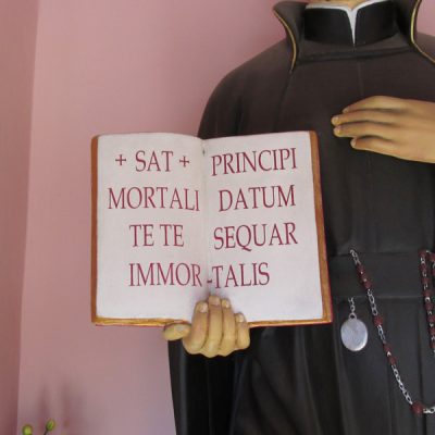 Otwarte strony księgi z inskrypcją