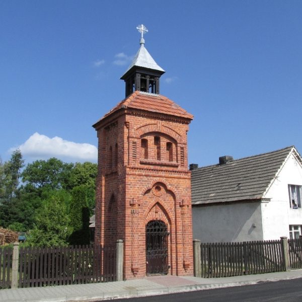 Dzwonnica ze Smolarni na fotografii z czerwca 2015 r. 