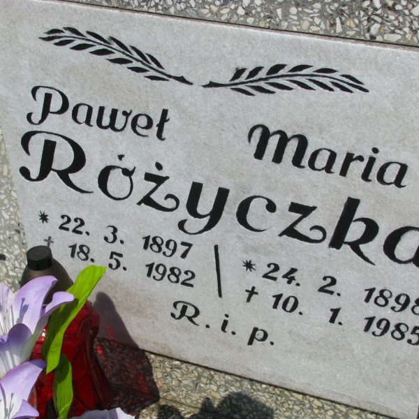 Przednia strona tablicy z informacjami o pochowanych tu Pawle i Marii Różyczka